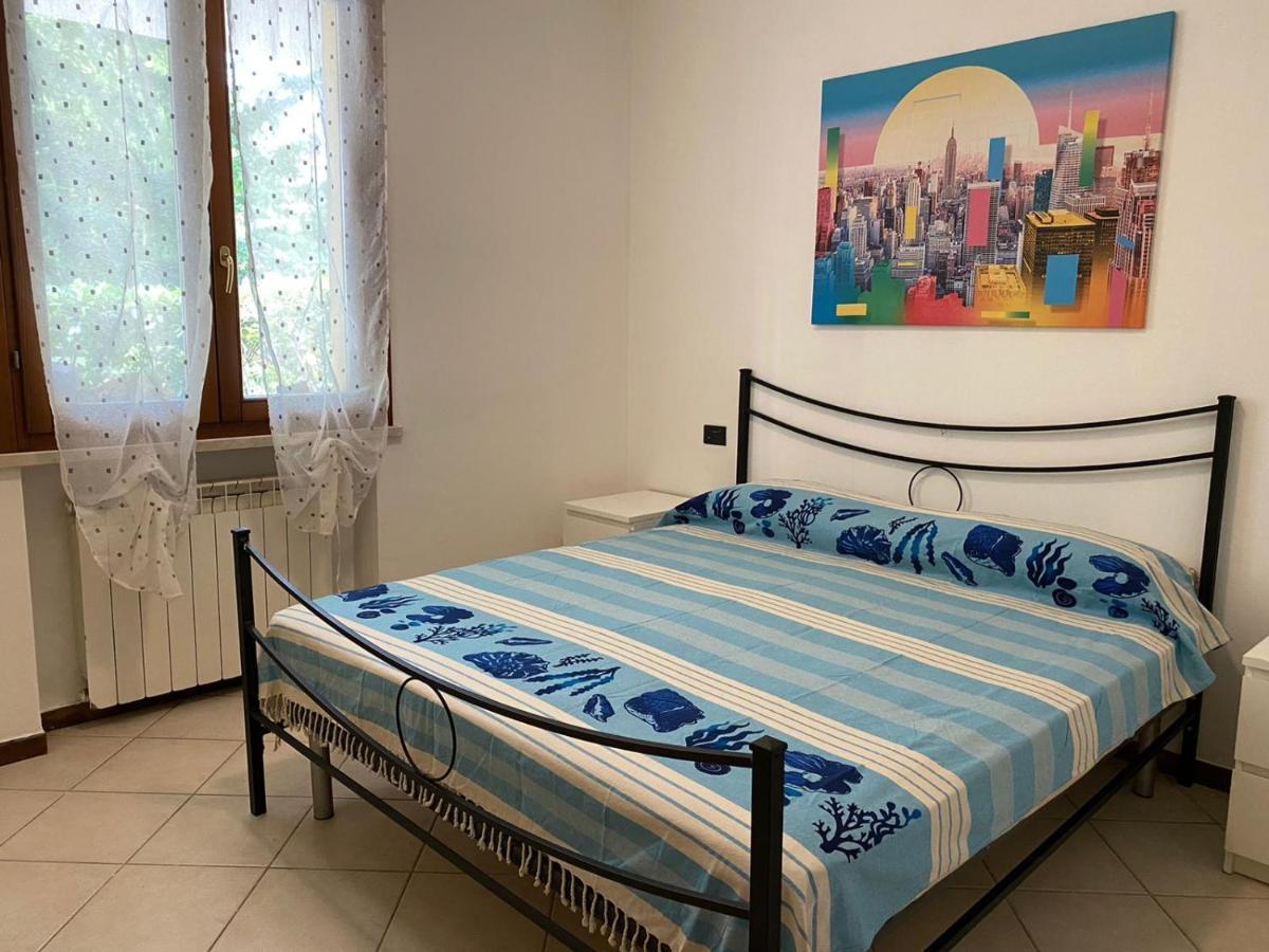 La Lanterna - Appartamenti In Residence Con Piscina ديسينسانو ديل غاردا المظهر الخارجي الصورة