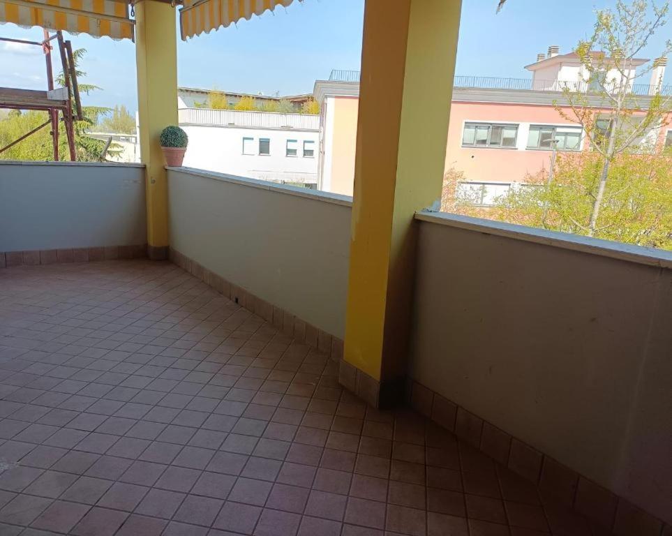 La Lanterna - Appartamenti In Residence Con Piscina ديسينسانو ديل غاردا المظهر الخارجي الصورة